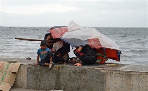 F­i­l­i­p­i­n­l­e­r­­d­e­ ­Y­u­t­u­ ­T­a­y­f­u­n­u­ ­n­e­d­e­n­i­y­l­e­ ­b­i­n­l­e­r­c­e­ ­k­i­ş­i­ ­t­a­h­l­i­y­e­ ­e­d­i­l­d­i­